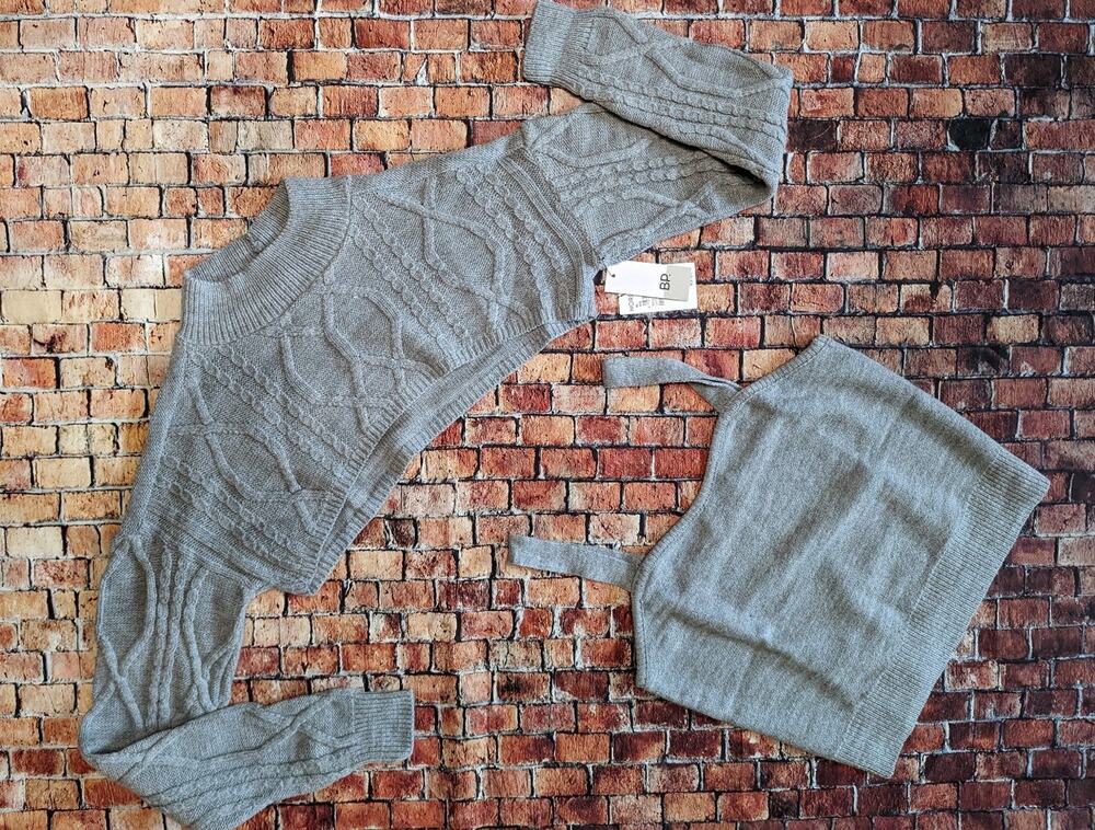 NWT BP. Two-part sweater light gray size M